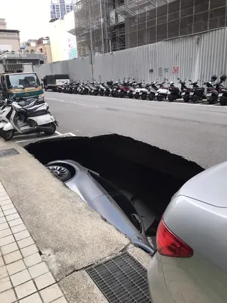 竹北天坑案資料照。(圖/截自新竹縣工務處官網)