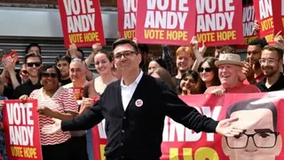 6月18日，在英格兰西北部梅克菲尔德的阿什顿，工党候选人伯纳姆在工党竞选办公室外向支持者发表演说。当天，选民前往投票站参加梅克菲尔德补选。（图取自法新社）