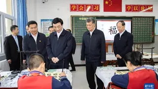 新華社報導，中共中央政治局委員、前新疆黨委書記馬興瑞（右2）遭開除黨籍、開除公職。圖為大陸全國政協主席王滬寧（右3）2024年前往新疆調研，馬興瑞旁同。（新華社）