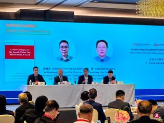 中国智库华阳海洋研究中心理事长、中国南海研究院学术委员会主席吴士存（台上左二），星期一（7月13日）在南中国海安全圆桌对话上强调，要在过去10年的基础上对南中国海仲裁案裁决“开启新的批驳征程”。 （中新社）