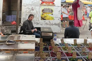 Actor Mark Wahlberg at a local food stall in Penang, Malaysia. Photo: Threads/qistinaazmii