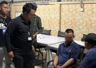 警方訊問嫌犯。（取材自柬中時報）