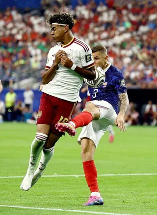 世界盃四強賽，法國被西班牙淘汰。法國上半場迪尼(Lucas Digne，右)一腳...
