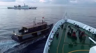 掛著菲律賓國旗的船隻在海上向前
