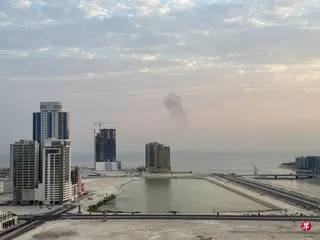 7月14日清晨，一架无人机在巴林首都麦纳麦被拦截后，空中出现浓烟。 （路透社）