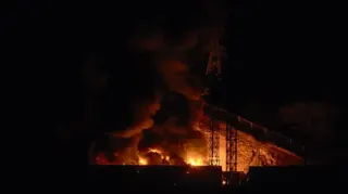 2026年1月3日，加拉加斯接連發生爆炸後，委內瑞拉最大軍事基地富埃爾特·蒂烏納起火的畫面。
