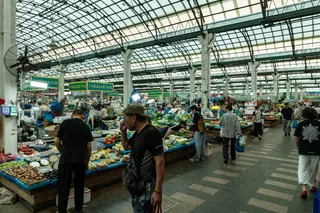 本月上海的一处市场。为应对房地产下行，官方推出了消费补贴措施。