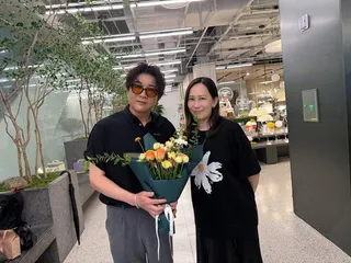 瑪菲司(右)邀來Super Junior團員神童一起直播。圖／菲娛樂文創提供
