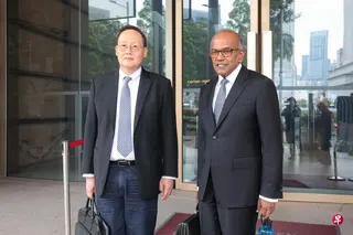 审讯期间，国家安全统筹部长兼内政部长尚穆根（右）与人力部长陈诗龙医生（左）都出庭听审，以及上证人栏供证。 （档案照片）