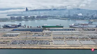得益于人工智能投资热潮和对多国绿色能源的需求，中国上半年出口大增。图为7月14日大批中国国产汽车在山东烟台港等待装船出口。 （新华社）