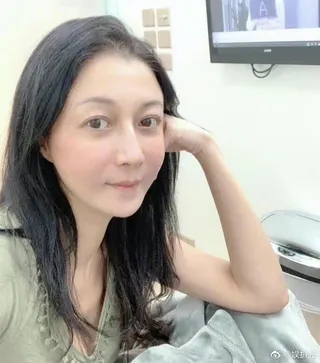 吳綺莉罕見開直播談成龍。(取材自微博)