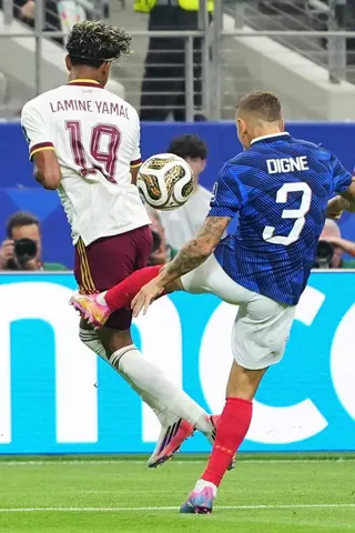 世界盃四強賽，法國被西班牙淘汰。法國上半場迪尼(Lucas Digne，右)一腳...