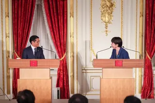 菲律賓與日本近日正式宣布，啟動位於台灣以東海域的「專屬經濟區」與大陸棚劃界談判。圖為日本內閣總理高市早苗（右）與菲律賓總統小馬可仕（左）   圖：翻攝自高市早苗的Ｘ