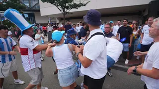 从球场打到街头！英阿球迷爆发冲突