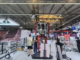 宇樹科技在2026世界人工智能大會（WAIC）大會上，展出全球首款載人變形機甲 ...