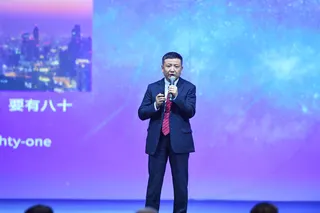长鑫存储创始人兼董事长朱一明毕业于中国顶尖学府清华大学，这所学校常被比作中国的麻省理工。他曾在硅谷创办一家芯片设计初创公司，之后回国发展。