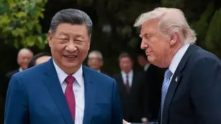身穿西裝、面帶笑容的習近平與特朗普特寫。