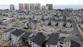 根據委內瑞拉政府最新統計，6月24日的兩起毀滅性地震已造成4829人死亡，另有近1.8萬人流離失所。圖為無人機空拍的13日拉圭拉州城市卡蒂亞拉馬爾。（路透社）