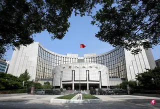 路透社根据中国央行星期三（7月15日）公布的数据测算，中国银行业6月新增人民币贷款1.61万亿元人民币。图为位于北京的中国央行总部。 （路透社档案照片）