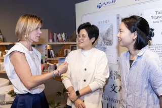 英國在台辦事處代表包瓊郁（左）：國際布克獎最大的價值，在於讓來自世界各地不同文化、不同觀點的作品被世界看見，而多元、自由的聲音，正是英國與台灣共同珍視的重要價值。   文化部提供