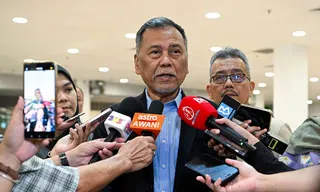 Election Commission (EC) chairman Datuk Seri Ramlan Harun (centre) answering questions from reporters after inspecting a simulation of the nomination process for the Negri Sembilan election at Wisma Majlis Bandaraya Seremban, Forest Heights, today. PIC BY BERNAMA