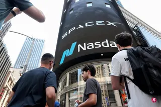 SpaceX挂牌后一度股价大涨，让市值突破2万亿美元。但随后股价陷入波动，截至美国时间7月15日，公司股价报135.27美元，上市以来已下滑接近16%。 （路透社）