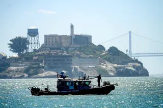 舊金山警方搜救船隻在惡魔島附海域尋找翻覆的「瓦列爾號」遊艇。（美聯社）