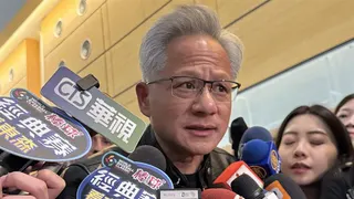 輝達（Nvidia）執行長黃仁勳緊急親自澄清下一代AI平台Vera Rubin沒有延誤，且已進入「巨量」量產。對此，美媒分析，這是因為黃仁勳清楚，這不只是一件新品，更是維繫輝達整個AI帝國成長神話的生死大賭注。（圖／資料照）