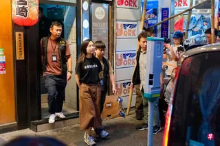 香港警方国家安全处星期三（7月15日）突击搜查了位于旺角的独立书店“留下书舍”后，带走一名店员（左二）。 （法新社）