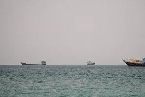 阿曼沿岸可見荷莫茲海峽上多艘船舶。(路透)