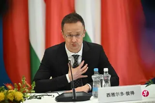 匈牙利前外长西雅尔多星期三（7月15日）宣布辞去国会议员职务，加入中国电动汽车巨头比亚迪任职。图为西雅尔多今年2月在布达佩斯与中国外长王毅举行会谈。 （法新社档案照）