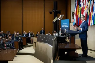 美国国务院周四举行的题为“政治恐怖主义卷土重来”部长级会议，美国财政部长贝森特在台上发言。（图取自法新社）