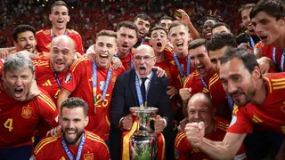 De la Fuente and the Spain team celebrate after winning Euro 2024
