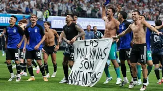 美國喬治亞州（佐治亞州）亞特蘭大FIFA世界盃準決賽：阿根廷球員在擊敗英格蘭後慶祝，並展示一幅寫有「福克蘭群島屬於阿根廷」字句的橫幅（15/7/2026）
