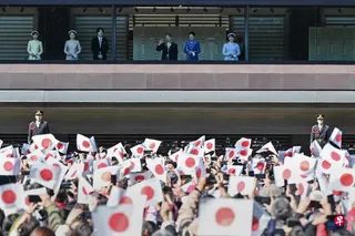 日本参院星期五（7月17日）投票表决通过修正《皇室法》，却延续了1889年制定的只有男子才能成为天皇，且必须是父系血统继承的条例。图为2025年2月23日，日皇德仁（右三）庆祝65岁生日，与家人在皇宫阳台上向祝福者致意。 （法新社）