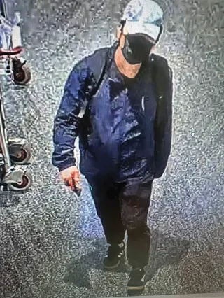 對在台港人湯偉雄拳館潑漆的香港籍嫌犯，被監視器清楚拍下。（翻攝畫面）