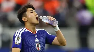 美國德州阿靈頓達拉斯大球場FIFA世界盃F組荷蘭對日本賽事上，日本後衛渡邊剛趁補水暫停喝水（14/6/2026）