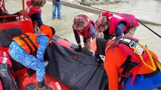 搜救队于距离坠桥地点约7公里的河面，寻获失踪巫裔男子莫哈末诺菲道斯的遗体，并打捞上岸交由警方处理。（图由消拯局提供）