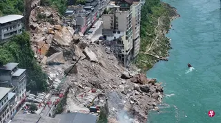 重庆市彭水县汉葭街道乌江三桥附近星期五（7月17日）上午9时许发生山体垮塌，造成房屋倒塌，有人员被困。图为无人机当天拍摄山体垮塌现场。 （新华社）