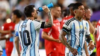 阿根廷隊長昂內爾·梅西（Lionel Messi，美斯）背向鏡頭，在7月12日於美國堪薩斯城球場舉行的2026年世界盃八強賽中，於下半場補水暫停期間將水潑向臉部。
該場比賽阿根廷以3比1擊敗瑞士。隊友安素·費南迪斯（Enzo Fernandez）站在他右側，背景中可見多名瑞士球員。