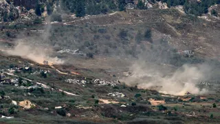 Tanques israelíes realizan maniobras en Líbano, tras la firma de un acuerdo marco entre Israel y Líbano después de conversaciones mediadas por Estados Unidos, vista desde el norte de Israel, 27 de junio de 2026.