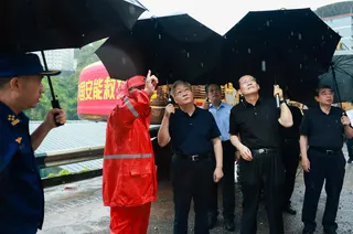 亲赴重庆彭水县指导山体崩塌灾害现场搜救和应急处置工作的中国副总理张国清，7月18日早晨在灾害现场研究救援方案。