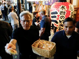 輝達執行長黃仁勳(左)15日在東京的平價居酒屋「燒豚三吉」宴請日廠幹部，宴後還發...