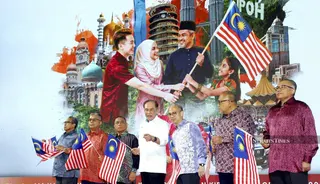 Prime Minister Datuk Seri Anwar Ibrahim (centre), together with Perak Menteri Besar Datuk Seri Saarani Mohamad (third from left) and Communications Minister Datuk Seri Fahmi Fadzil (fifth, left) wave the Jalur Gemilang at the launch of National Month and Fly the Jalur Gemilang 2026 at the Sultan Azlan Shah Health Malaysia Ministry  Training Institute. NSTP/L. MANIMARAN