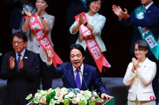 台湾总统、民进党主席赖清德（左二）星期天（7月19日）在民进党全代会上发表演讲。台湾副总统萧美琴（左三）和总统府秘书长潘孟安（左一）在一旁鼓掌。 （路透社）