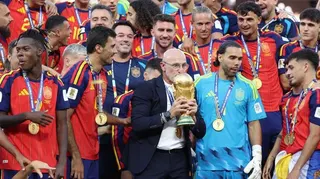 Spain boss Luis de la Fuente and his players celebrate with the World Cup trophy