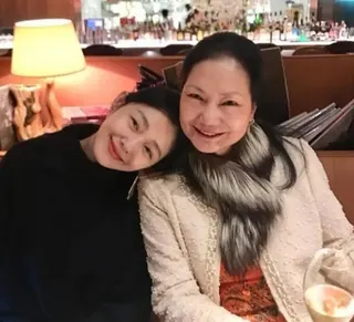 S妈（右）在大女儿离世后，情绪一直起落。（互联网）