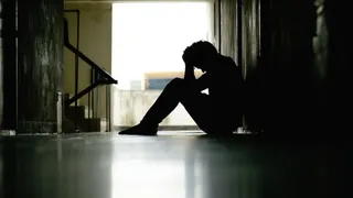 木刀欧火烧大腿逼全裸爬电线杆 日企业夫妇涉长期虐待员工被捕