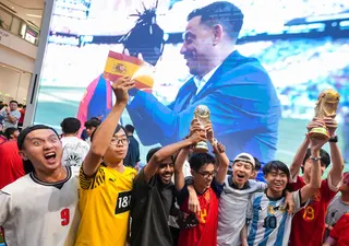 Fans cheers during the World Cup final match between Spain and Argentina. Photo: Sun Yeung