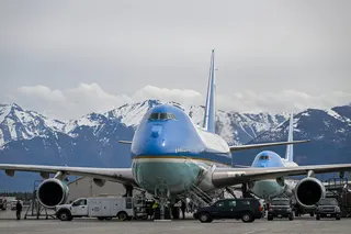 两架VC-25A飞机于2023年在飞往日本的途中，于阿拉斯加进行空中加油停靠。这些改装自波音747的飞机于20世纪90年代开始服役。